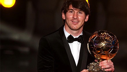 En Messi, un tio amb estil (noteu l'elegància del llacet) sosté la Pilota d'Or 2010